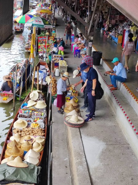 Boats and vendors at Damnoen Saduak Floating Market.
