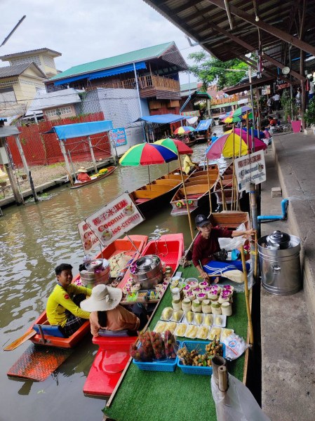 Damnoen Saduak Floating Market