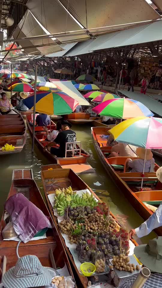 Damnoen Saduak Floating Market.